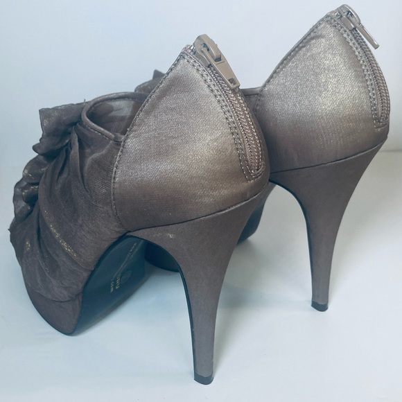 1” Platform Metallic Brown 'Haylie' Chiffon Ruffle Heels Sz 8.5 Chinese Laundry - Picture 2 of 14